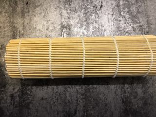 16、肉松寿司,往里面卷,卷的时候注意撕开保鲜膜,一边撕一遍捏紧米饭