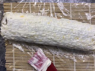 18、肉松寿司,在米饭上涂满沙拉酱