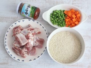 1、酱香排骨焖饭,准备食材。