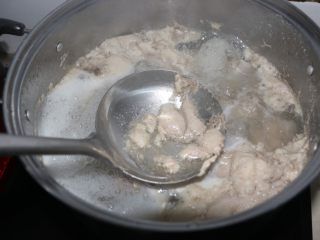 2、酱香排骨焖饭,水开后，用勺子轻轻撇去浮沫。