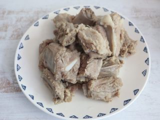 3、酱香排骨焖饭,焯烫好的排骨捞出备用。
