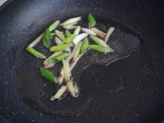 4、酱香排骨焖饭,锅内倒入适量食用油，煸香葱姜。