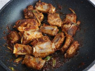 7、酱香排骨焖饭,继续翻炒，至每一款排骨都均匀的裹上酱料。