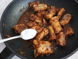 8、酱香排骨焖饭,撒适量盐。