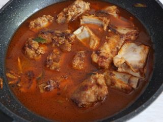 9、酱香排骨焖饭,加入开水，微微没过排骨即可。