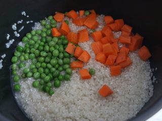 10、酱香排骨焖饭,大米淘洗干净后，加入胡萝卜丁、豌豆。