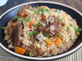 13、酱香排骨焖饭,好吃到根本停不下来。