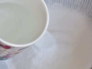 3、香芋红豆驴打滚,加入水。