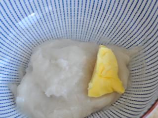 6、香芋红豆驴打滚,等糯米团不烫手时，放入黄油揉匀。