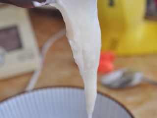 7、香芋红豆驴打滚,糯米团的粘性非常强，抓起再摔下，反复使糯米团更筋道。