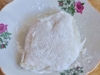 8、香芋红豆驴打滚,糯米团表面裹上一层熟糯米粉。