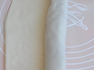 13、香芋红豆驴打滚,从有馅的一端卷起，尾端边缘的皮要擀薄一点。
