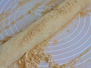 15、香芋红豆驴打滚,最后在熟黄豆粉中滚一圈，让表面裹满黄豆粉。