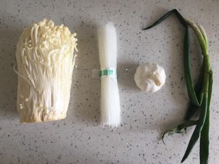 1、烤箱版蒜蓉金针菇粉丝,准备好材料