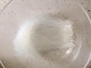 2、烤箱版蒜蓉金针菇粉丝,粉丝泡软