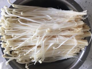 3、烤箱版蒜蓉金针菇粉丝,金针菇撕开