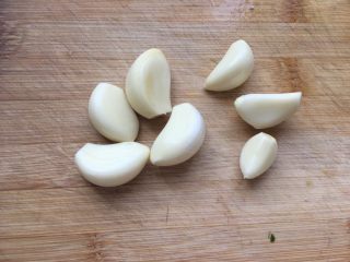 6、烤箱版蒜蓉金针菇粉丝,去皮