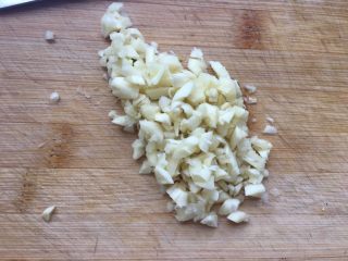 7、烤箱版蒜蓉金针菇粉丝,切末