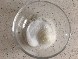 8、烤箱版蒜蓉金针菇粉丝,盐和白糖混合