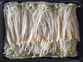 11、烤箱版蒜蓉金针菇粉丝,铺上金针菇