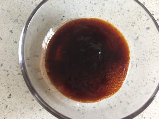 9、烤箱版蒜蓉金针菇粉丝,加入酱油，蚝油，加入水