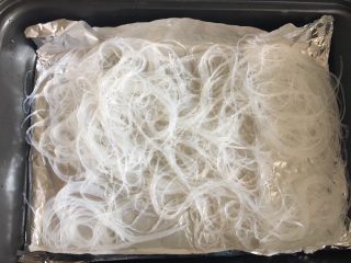 10、烤箱版蒜蓉金针菇粉丝,粉丝铺在烤盘上