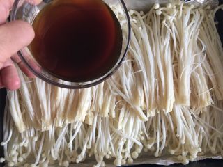 12、烤箱版蒜蓉金针菇粉丝,撒上酱料