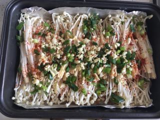 14、烤箱版蒜蓉金针菇粉丝,撒上蒜末、辣椒粉、胡椒粉、五香粉