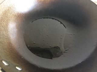 15、烤箱版蒜蓉金针菇粉丝,锅中热油，倒入到金针菇上