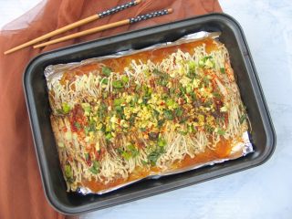 17、烤箱版蒜蓉金针菇粉丝,美味就完成啦！ 大家喜欢我的菜谱记得点赞和收藏哦！ 欢迎评论留下您的宝贵意见！ 谢谢啦！