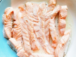 2、三文鱼寿司,三文鱼洗净切条，加姜片，上笼蒸7分钟。