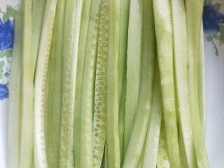 3、三文鱼寿司,黄爪削皮，切条备用。