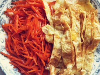 4、三文鱼寿司,鸡蛋煎成饼皮，切条+炒熟的胡萝卜丝