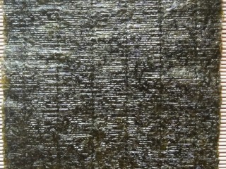 5、三文鱼寿司,把海苔平平放在竹帘上