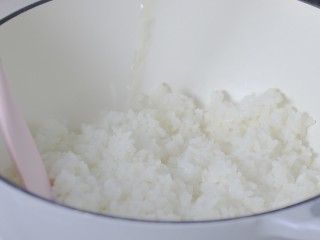 6、三文鱼寿司,米饭中加寿司醋，盐拌匀