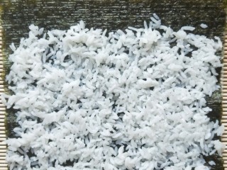 7、三文鱼寿司,米饭薄薄铺一层。