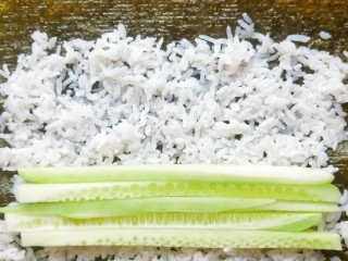 8、三文鱼寿司,先把黄瓜条垫底