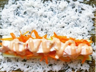 9、三文鱼寿司,依次把胡萝卜丝，蒸熟的三文鱼放在黄瓜条上面，挤上千岛酱。