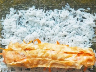 10、三文鱼寿司,最后把鸡蛋条放在上面，防止千岛酱漏岀。