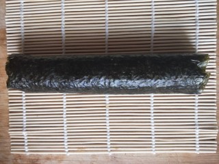 11、三文鱼寿司,用竹帘紧紧地卷起来