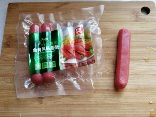 1、年夜菜~锦绣苔味香肠卷,准备台湾风味香肠备用