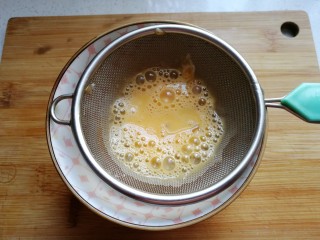 4、年夜菜~锦绣苔味香肠卷,然后用网筛过筛一下