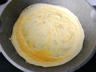 5、年夜菜~锦绣苔味香肠卷,平底锅小火加热，先抹一层薄薄的食用油，然后倒入蛋液摊成鸡蛋饼