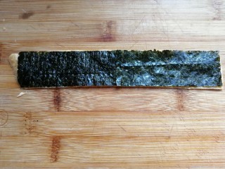 8、年夜菜~锦绣苔味香肠卷,如图拼接着摆上两片海苔