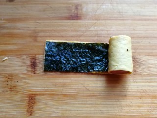 11、年夜菜~锦绣苔味香肠卷,再把它轻轻卷起来，要卷紧哦