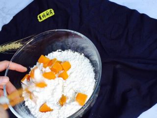 1、#绿色美食#手工果蔬螺旋儿童面,准备普通面粉300克，分成100克一份，分别加入南瓜泥50克，紫薯泥50克，菠菜汁50克！搅拌均匀！