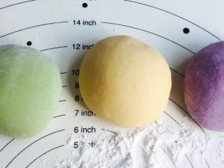 3、#绿色美食#手工果蔬螺旋儿童面,30分钟后……放到揉面垫上撒干粉揉光滑！