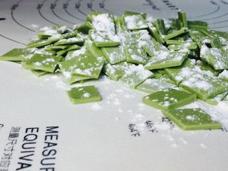 6、#绿色美食#手工果蔬螺旋儿童面,切好的小正方形，撒干粉，以防粘连！