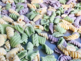 9、#绿色美食#手工果蔬螺旋儿童面,放置通风处，自然风干3-4天！