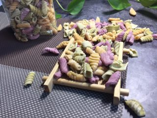 12、#绿色美食#手工果蔬螺旋儿童面,手工面一定要等水沸腾后，下锅煮至浮起！